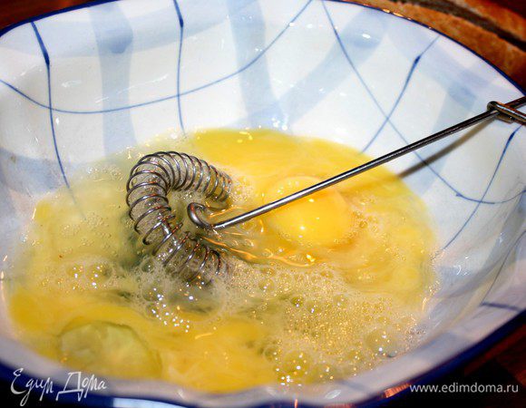 Яйца взболтать с водой и посолить.