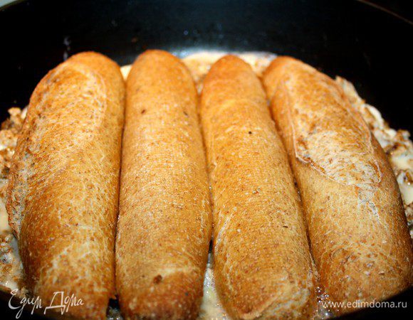 Вылить яичную смесь на прожаренный фарш. Багеты тут же выложить на омлет и хорошо прижать. Удобней готовить такие бутерброды на прямоугольной сковороде или противне. Запечь до готовности омлета (5-7 минут). Важно не пересушить!