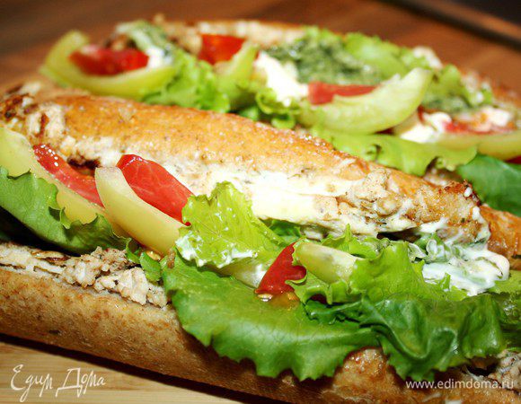 Готовые багеты смазать соусом, наполнить любимыми свежими овощами, а осенью или зимой - солениями. Для пикника удобней взять с собой готовые бутерброды, а овощами наполнить перед трапезой. Приятного аппетита! 