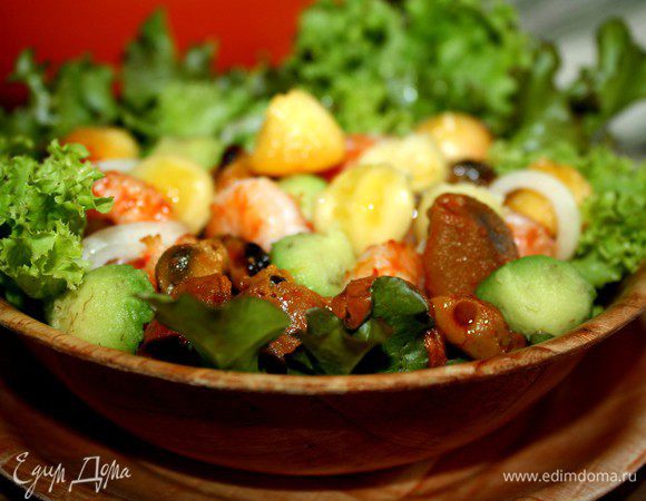 Креветки быстро обжарить в растительном масле с чесноком и кусочками чили.Авокадо,манго и банан нарезать небольшими кусочками.В салатник высыпать салатные листья,фрукты и мидии и креветки.Взбить ингредиенты соуса и полить заправкой салат.Приятного аппетита!