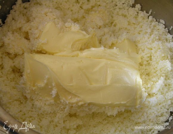 Для теста смешать протертый через сито творог с размягченным сливочным маслом,