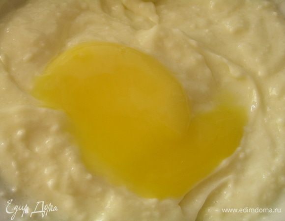 А пока приготовить крем. Немного взбить творожный сыр с сахаром, ванилином и яйцом.