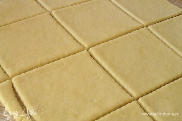 Затем достать тесто, раскатать, нарезать на квадраты (со стороной 8-10 см)