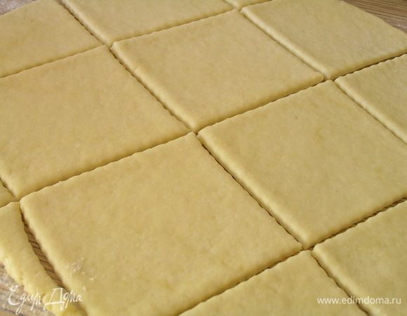 Затем достать тесто, раскатать, нарезать на квадраты (со стороной 8-10 см)