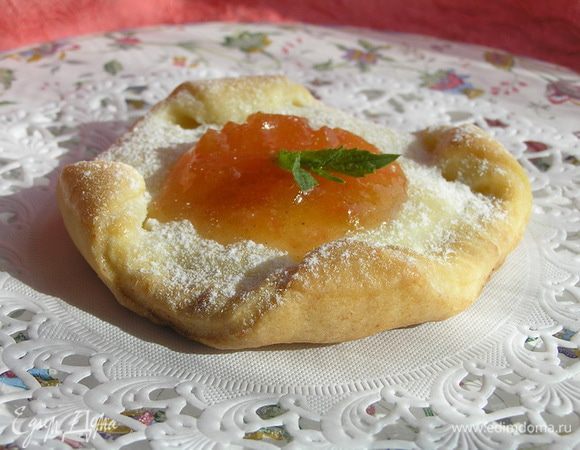 Перед подачей посыпать сахарной пудрой, подать с любым конфитюром, украсить мятой.