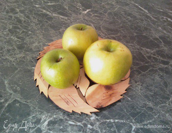 Кисло-сладкие яблоки вымыть и протереть.