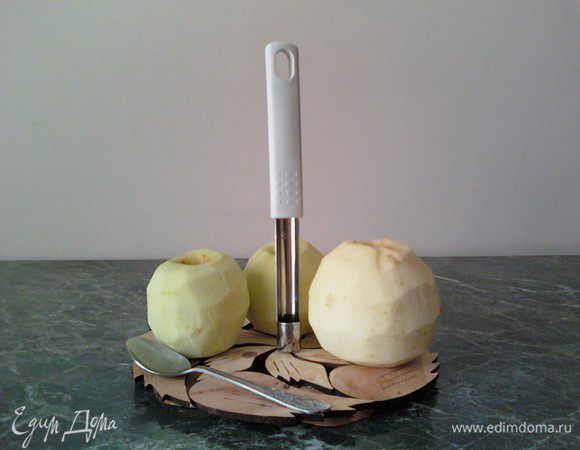 Вытянуть из яблок  сердцевину, при этом оставить дно. Затем очистить яблоки от кожуры.