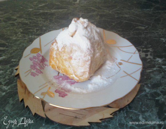 При подаче - залить яблочко в тесте медом и присыпать сахарной пудрой. Спешите попробовать!!!