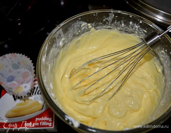 Подготовить формочки на 12 маффинов ,заполнить бумаж.стаканчиками.
Смешать все ингридиенты до единой консистенции .