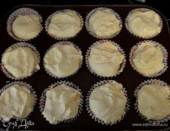 Заполнить стаканчики смесью .