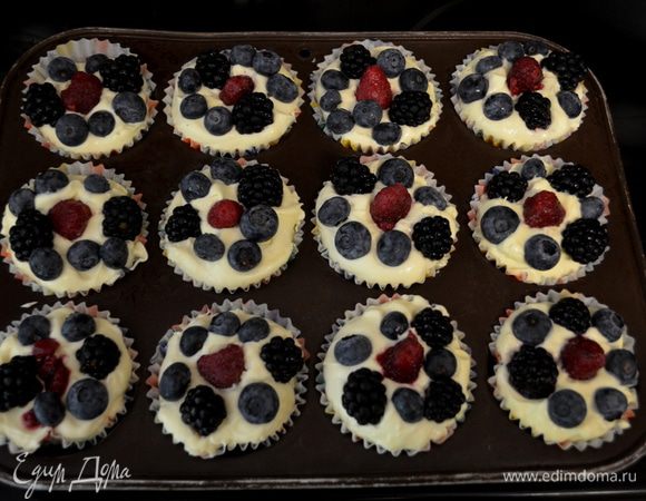 Сверху выложить ягоды. И поставить в морозильник на 4часа.