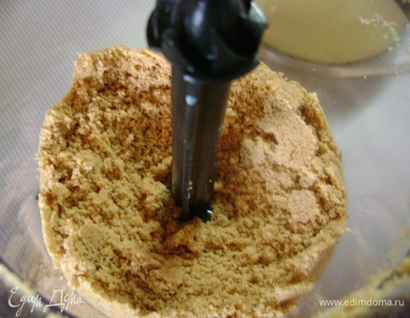 Печенье измельчить в блендере.