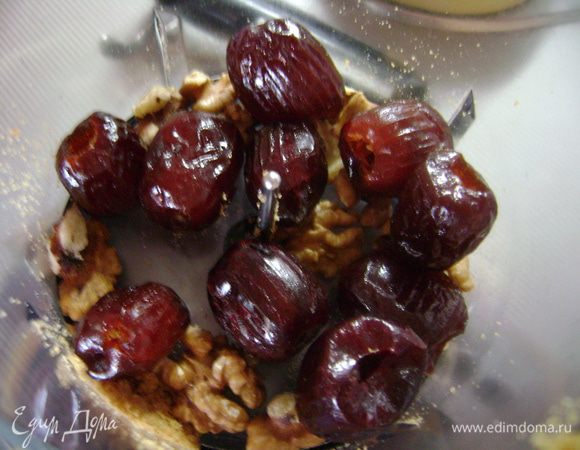 Затем измельчить грецкие орехи и финики.