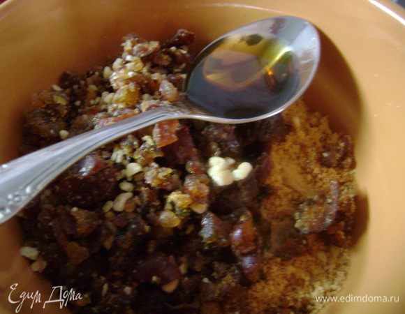 Соединить вместе печенье, финики с грецкими орехами, лимонный сок и мед (кленовый сироп), тщательно перемешать.