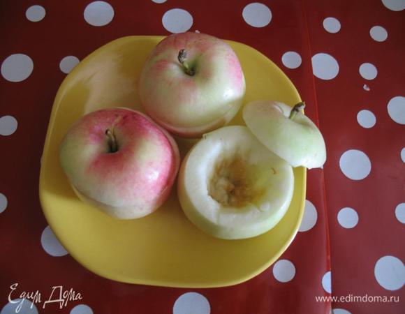 Небольшим острым ножом аккуратно вынимаем семенную коробочку и немного соскабливаем  стенки яблока, чтоб было место для начинки