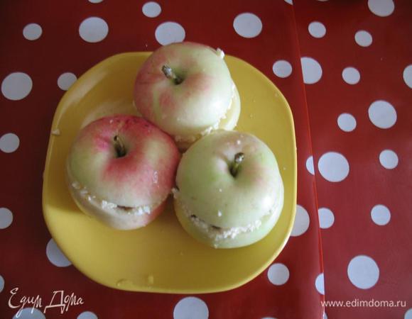 Наполняем яблоки творогом, закрываем» крышечкой