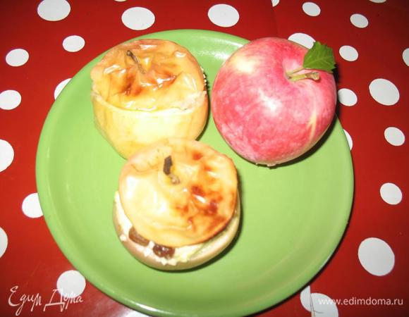 Ставим яблоки в форму,и выпекаем на среднем огне около 20 -25 минут.Приятного аппетита!

