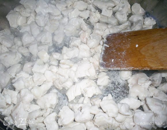 Куриное филе режем на мелкие кусочки и обжариваем до готовности на растительном масле.