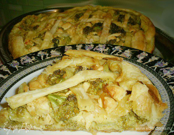 Пирог готов! Зовем домочадцев и угощаем их кусочком ароматного и сочного пирога. Всем приятного аппетита!