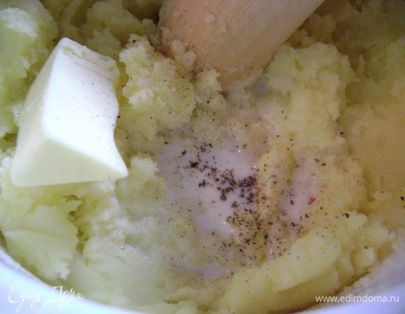 Нагреть духовку до 180 гр. Картофель отварить, добавить молоко, сливочное масло, соль, перец и сделать пюре.
