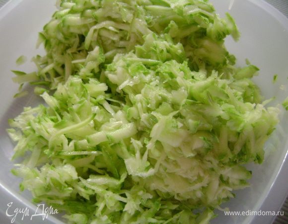 Кабачок натереть на крупной терке, добавить мускатный орех, перемешать.