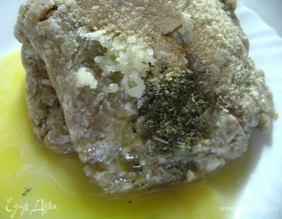 В фарш добавить хлебные крошки, яйцо, чеснок, орегано, соль, перемешать.