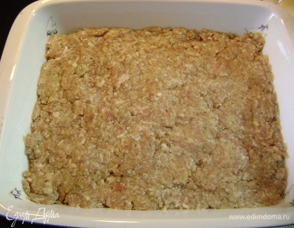 Выложить фарш в блюдо для запекания.