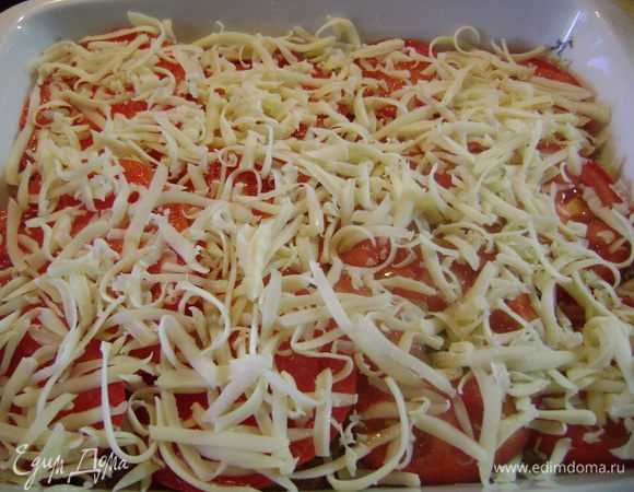 Помидоры посыпать тертым сыром.