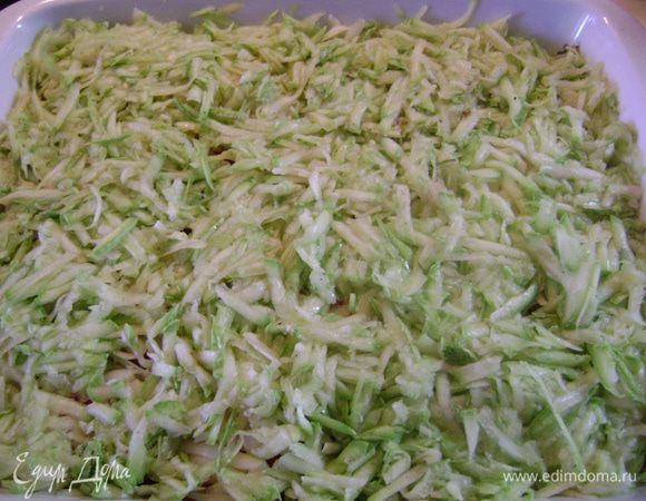 На сыр уложить тертые кабачки.
