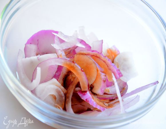 Лук тонко нарезать полукольцами и замариновать в небольшом кол-ве бальзамика.