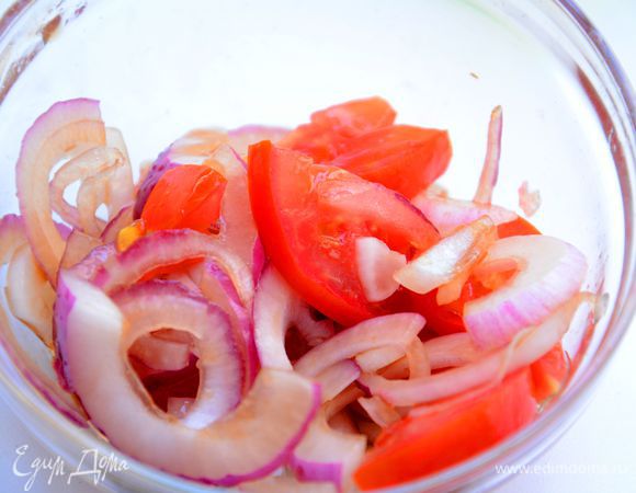Томаты нарезать и добавить к луку, оставить минут на 5 мариноваться. 