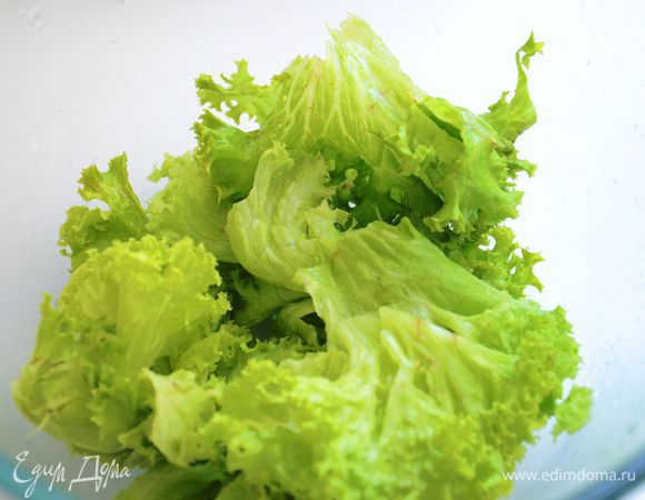 Листья салата вымыть и обсушить, порвать.