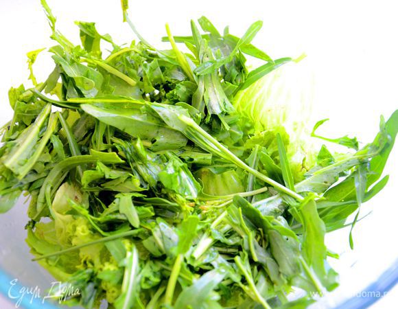 Добавить так же вымытую и обсушенную руколу, которую также порвать руками.