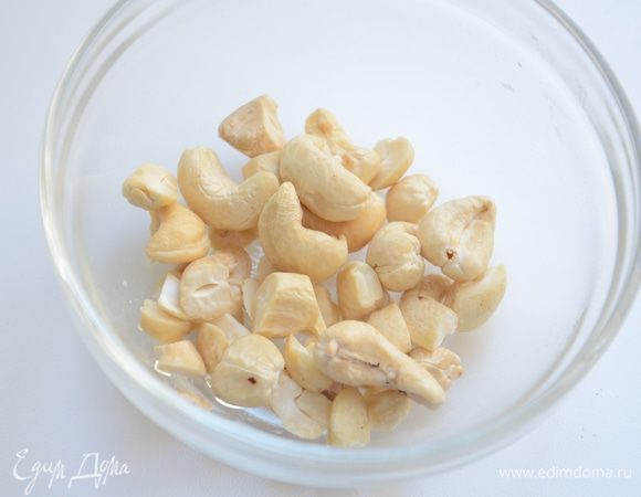 Кешью крупно порубить ножом.