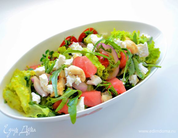 Собираем салат. К листьям добавить замаринованные лук и томаты, арбузные кубики, рубленые кешью и брынзу, которую раскрошить руками/ Присыпать салат слегка молотым черным перцем, подсолить и заправить оливковым маслом.