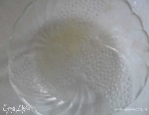 Желатин залить 4ст ложками воды и оставить на 10 мин разбухать.
