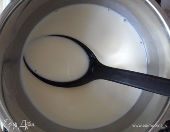 На среднем огне довести до кипения молоко со сливками,постоянно помешивая.