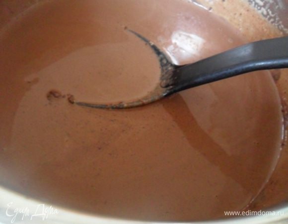 Снять с огня и добавить поломанный шоколад. Вернуть на маленький огонь и помешивать до полного растворения шоколада.