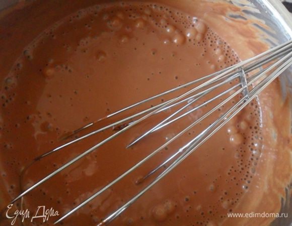 Снова снять массу с огня, добавить желатин и хорошо перемешать. Добавить йогурт и энергично взбить.