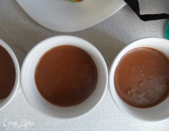 Разлить массу по формочкам и отправить в холодильник минимум на 4 часа. Подавать со взбитыми сливками или зефиром.
Приятного аппетита!)