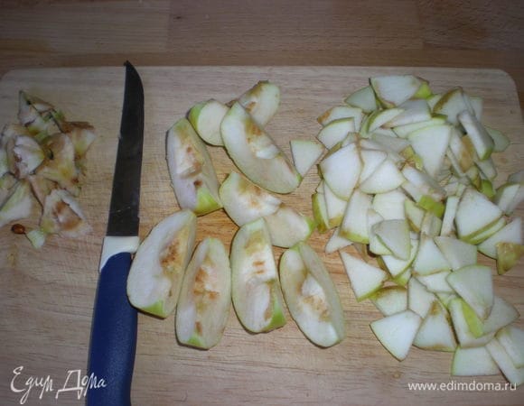 Включите духовку на 200°C на режим без вентилятора, нагрев верх и низ. Из яблок выньте сердцевину с семечками, нарежьте на 8 долек. Сами дольки нарежьте тонкими пластинками.
