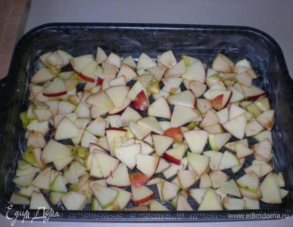 Смажьте форму сливочным маслом (или постелите пергаментную бумагу) и уложите произвольно яблоки. Главное, чтобы было закрыто дно формы и слой яблок был везде примерно одинаковый.