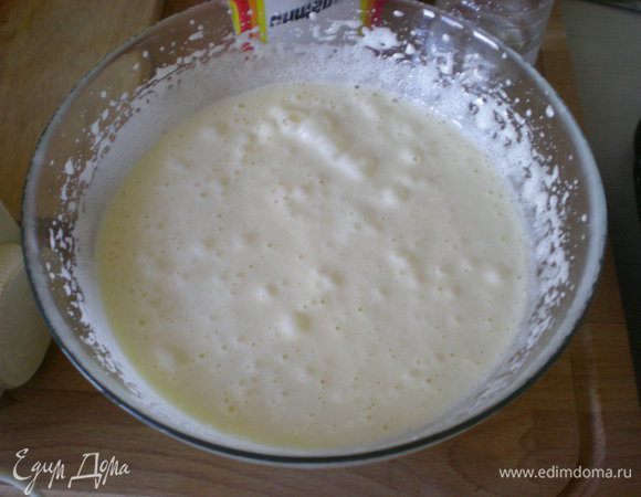 Приготовьте тесто. Разбейте яйца в миску и взбейте миксером, чтобы объем увеличился примерно в 3 раза (яйцо немного посветлеет). Добавьте сахар, взбейте до однородности.