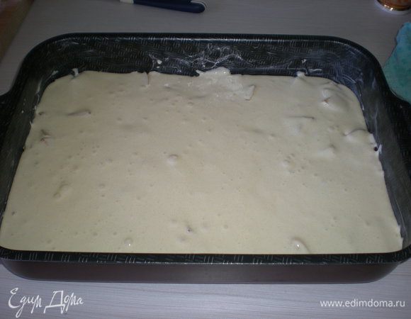 Залейте яблоки тестом. Главное, чтобы каждый кусочек яблока был покрыт тестом.<br />
Поставьте в духовку форму. Духовку при любом соблазне открывать запрещается, так как тесто осядет и больше не поднимется, пирог потеряет всю свою прелесть.<br />
Когда пирог поднимется и начнет появляться корочка (у меня это было ровно через 15 минут), то убавьте температуру до 160°C и пеките еще 15 минут.