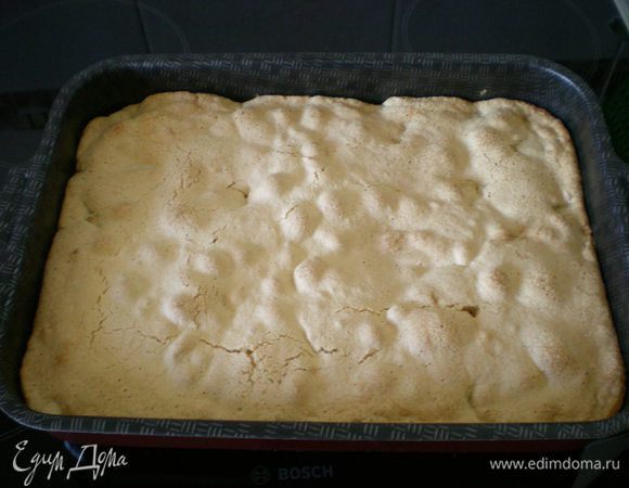 Достаньте из духовки. На всякий случай проверьте готовность теста деревянной зубочисткой или просто ножом — тесто не должно остаться на ноже или зубочистке, только легкая сырость от яблок.<br />
Если не готово, то выпекайте еще минут 5–10. Если готово, то дайте чуть-чуть остыть (минут 15–20) и выньте из формы.<br />
На пироге при выпекании образуется хрустящая сладкая сахарная корочка, когда будете резать, она будет ломаться и крошится — это норма.