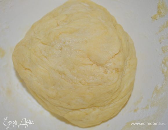 Замесите мягкое и эластичное тесто, оно не должно липнуть к рукам и к столу.