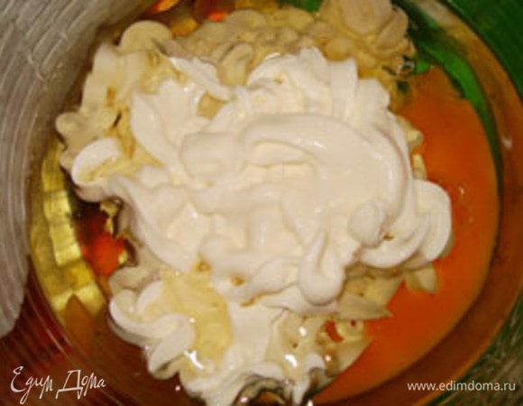 Смешать все составляющие для теста. Муку добавлять постепенно, сколько возьмет тесто.