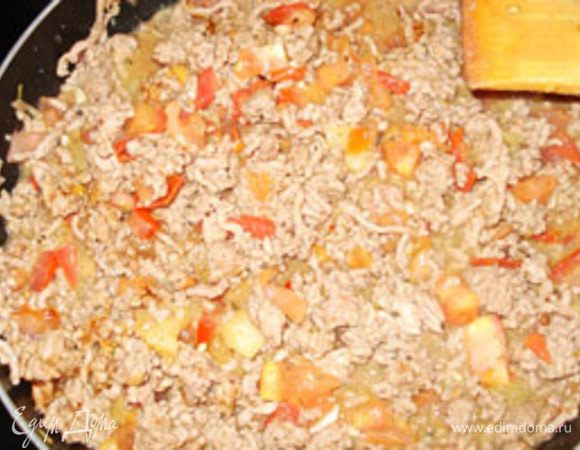 Готовим начинку. На растительном масле обжарить чеснок, добавить фарш и обжаривать до изменения цвета мяса. Добавить мелко порезанный перец и обжаривать все вместе минут 10, потом добавить помидоры, порезанные на кубики.Все вместе тушить минут 10, добавить соль и специи.