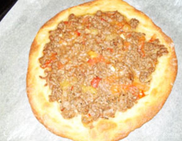 Тесто разделить на 6-7 частей. Шарик раскатать, но тонкими не делать, особенно по краям, иначе при выпечке они подгорают. В цент лепешки положить фарш. Переложить лепешку на бумагу для выпечки. выпекать в духовке при температуре 200 градусов минут 10-15. И так каждую лепешку.