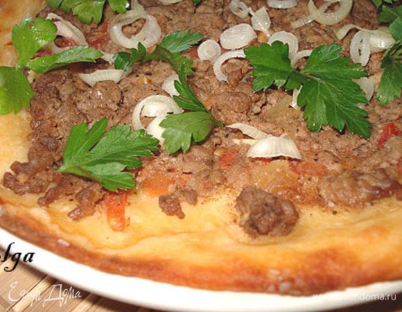 Пока выпекались лепешки приготовить лук. Головку лука порезать на полукольца, летом я люблю брать молодые головки, он очень нежный получается. Лук положить в уксус, лучше в "мягкие" виды, например яблочный или винный.После того, как все лепешки выпечены, начинаем их "начинять" маринованным луком и зеленью.